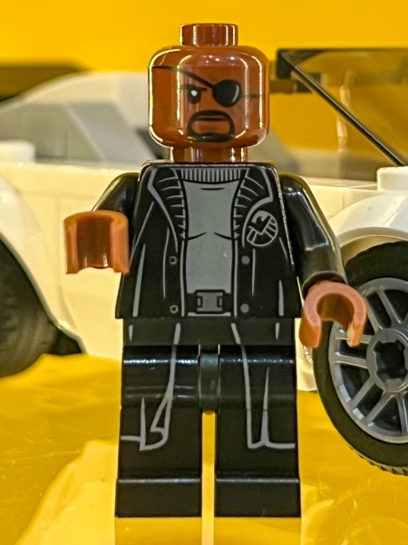 LEGO-Iron-man-Armory-76216-10