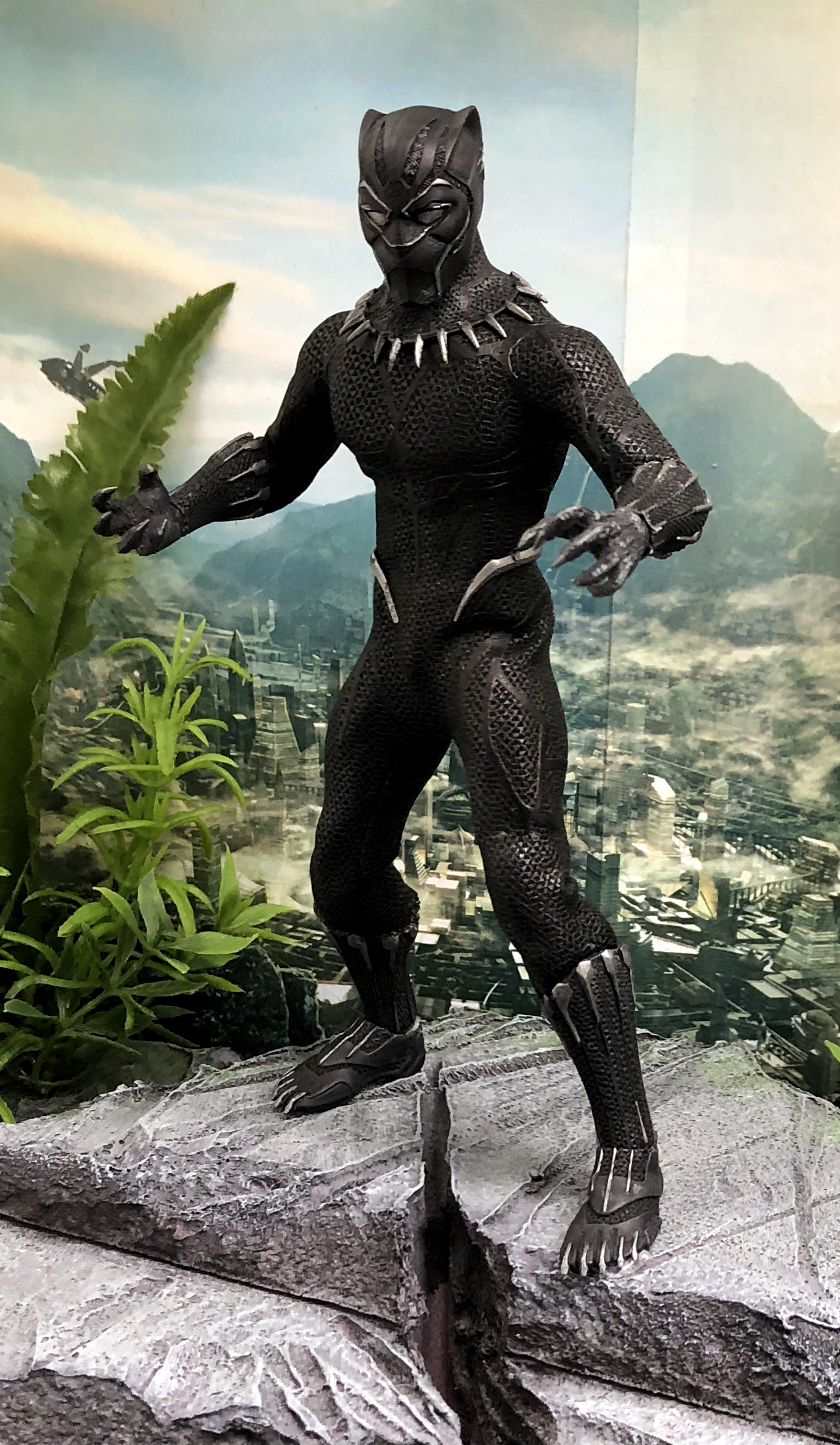 2018 Toy Fair Mezco Black Panther 01