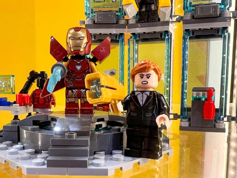 LEGO-Iron-man-Armory-76216-4