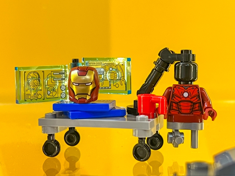 LEGO-Iron-man-Armory-76216-6