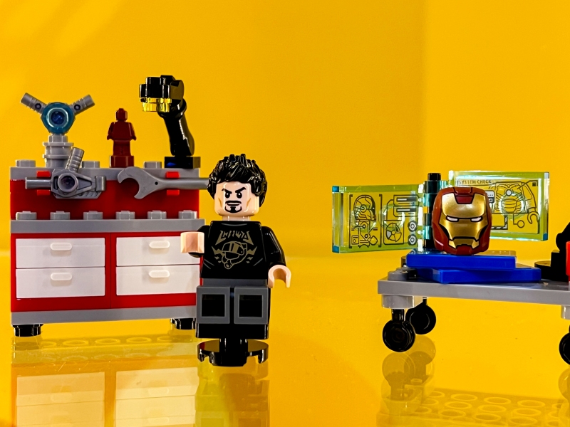 LEGO-Iron-man-Armory-76216-7
