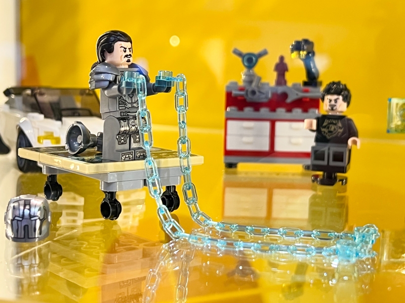 LEGO-Iron-man-Armory-76216-8
